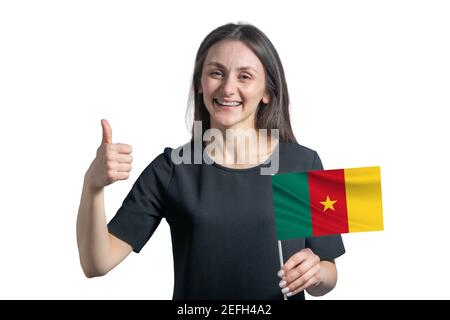 Glückliche junge weiße Frau hält Flagge von Kamerun und zeigt die Klasse von Hand isoliert auf weißem Hintergrund. Stockfoto