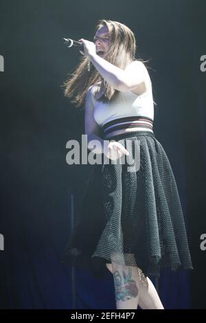 Emma Blackery spielt live auf der Bühne im SSE Wembley Arena Unterstützung Busted in der Eröffnungsnacht ihrer Schweine Can-Fly-Tour Stockfoto