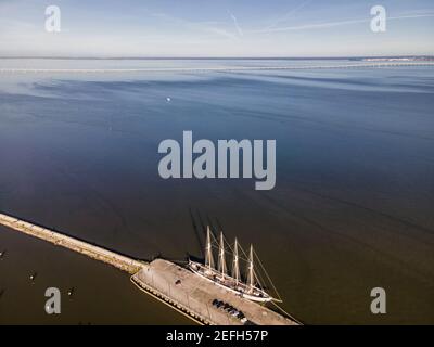 Luftaufnahme eines Segelschiffs mit vier Masten, das am Hafen von Lissabon am Fluss Tejo in Lissabon, Portugal, andockt. Stockfoto