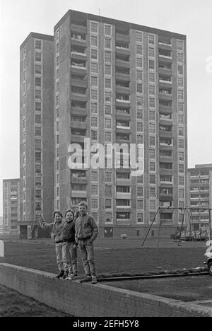 Tower Blocks, Boys on a Wall, Ballymun, Januar 1986, Dublin, Republik Irland Stockfoto