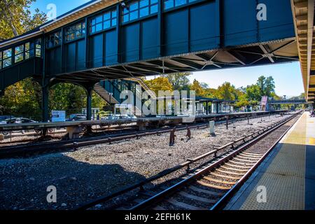 Hartsdale, NY - 30. Oktober 2018: Blick auf den Bahnhof von Hartsdale. Hartsdale ist Teil der Stadt Greenburgh, Westchester County, New York, Stockfoto