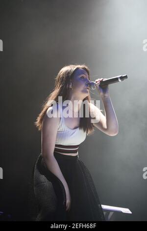 Emma Blackery spielt live auf der Bühne im SSE Wembley Arena Unterstützung Busted in der Eröffnungsnacht ihrer Schweine Can-Fly-Tour Stockfoto