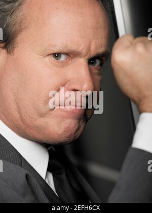 Porträt eines Geschäftsmannes, der wütend aussieht Stockfoto