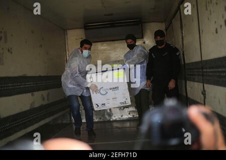 Gaza, Palästina. Februar 2021, 17th. Die palästinensischen Arbeiter zeigen Kisten mit den Impfstoffen Sputnik V Covid-19 aus Israel, als sie am 17. Februar 2021 ihre erste Lieferung auf der palästinensischen Seite des Grenzübergangs Kerem Shalom im Süden von Rafah, Gaza, Palästina, erhalten. (Foto von Mahmoud Khattab/INA Photo Agency/Sipa USA) Quelle: SIPA USA/Alamy Live News Stockfoto