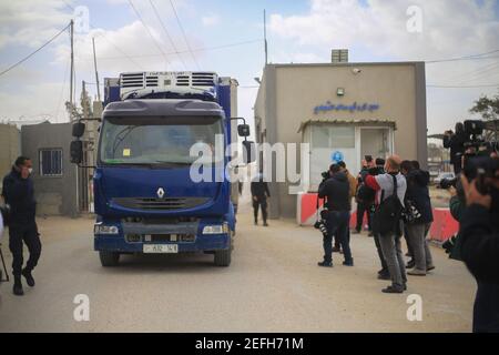 Gaza, Palästina. Februar 2021, 17th. Ein Lastwagen, der die erste Lieferung von Sputnik V COVID-19 Impfstoffen aus Israel transportiert, fährt am 17. Februar 2021 durch eine Sicherheitskontrolle auf der palästinensischen Seite des Grenzübergangs Kerem Schalom im Süden von Rafah, Gaza, Palästina. (Foto von Mahmoud Khattab/INA Photo Agency/Sipa USA) Quelle: SIPA USA/Alamy Live News Stockfoto