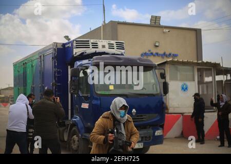 Gaza, Palästina. Februar 2021, 17th. Ein Lastwagen, der die erste Lieferung von Sputnik V COVID-19 Impfstoffen aus Israel transportiert, fährt am 17. Februar 2021 durch eine Sicherheitskontrolle auf der palästinensischen Seite des Grenzübergangs Kerem Schalom im Süden von Rafah, Gaza, Palästina. (Foto von Mahmoud Khattab/INA Photo Agency/Sipa USA) Quelle: SIPA USA/Alamy Live News Stockfoto