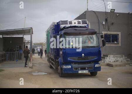 Gaza, Palästina. Februar 2021, 17th. Ein Lastwagen, der die erste Lieferung von Sputnik V COVID-19 Impfstoffen aus Israel transportiert, fährt am 17. Februar 2021 durch eine Sicherheitskontrolle auf der palästinensischen Seite des Grenzübergangs Kerem Schalom im Süden von Rafah, Gaza, Palästina. (Foto von Mahmoud Khattab/INA Photo Agency/Sipa USA) Quelle: SIPA USA/Alamy Live News Stockfoto
