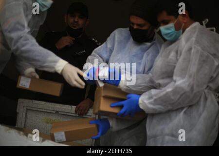 Gaza, Palästina. Februar 2021, 17th. Die palästinensischen Arbeiter zeigen Kisten mit den Impfstoffen Sputnik V Covid-19 aus Israel, als sie am 17. Februar 2021 ihre erste Lieferung auf der palästinensischen Seite des Grenzübergangs Kerem Shalom im Süden von Rafah, Gaza, Palästina, erhalten. (Foto von Mahmoud Khattab/INA Photo Agency/Sipa USA) Quelle: SIPA USA/Alamy Live News Stockfoto