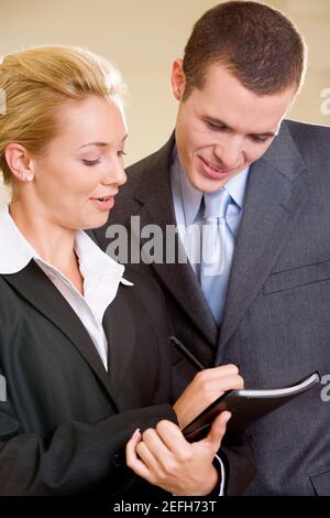 Ein Gespräch mit einem Geschäftsmann Geschäftsfrau in Nahaufnahme Stockfoto