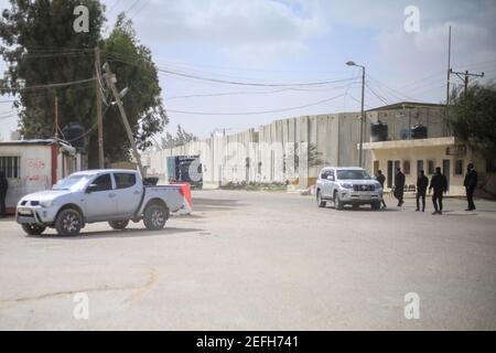 Gaza, Palästina. Februar 2021, 17th. Ein Lastwagen, der die erste Lieferung von Sputnik V COVID-19 Impfstoffen aus Israel transportiert, fährt am 17. Februar 2021 durch eine Sicherheitskontrolle auf der palästinensischen Seite des Grenzübergangs Kerem Schalom im Süden von Rafah, Gaza, Palästina. (Foto von Mahmoud Khattab/INA Photo Agency/Sipa USA) Quelle: SIPA USA/Alamy Live News Stockfoto