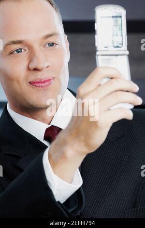 Nahaufnahme eines Geschäftsmannes, der sein Foto mit einem Handy gemacht hat Telefon Stockfoto