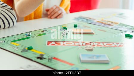 KIEL, DEUTSCHLAND - 14. Februar 2021: Fröhliche Kinder, die gemeinsam mit ihren Eltern Spaß am Brettspiel haben Stockfoto