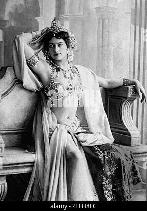 Mata Hari 1906, kurz nachdem sich die Holländerin als exotische Tänzerin neu erfand. Inspiriert von Tänzen, die sie in den Niederländischen Ostindien gesehen hatte, nahm sie einen Bühnennamen, der "Auge des Tages" in Malaiisch bedeutet. / Dateireferenz # 1003-843THA Stockfoto