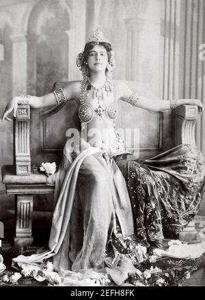 Mata Hari 1906, kurz nachdem sich die Holländerin als exotische Tänzerin neu erfand. Inspiriert von Tänzen, die sie in den Niederländischen Ostindien gesehen hatte, nahm sie einen Bühnennamen, der "Auge des Tages" in Malaiisch bedeutet. / Dateireferenz # 1003-846THA Stockfoto