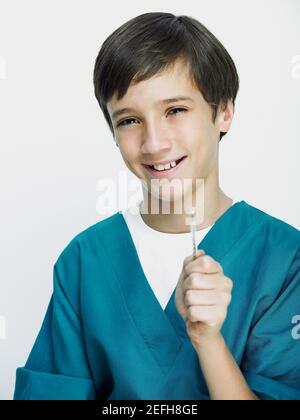 Porträt eines Jungen mit chirurgischen Peelings und halten ein Thermometer Stockfoto