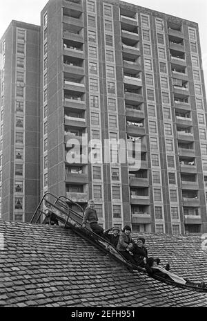 Tower Blocks, Kinder auf einer Rutsche, Ballymun, April 1986, Dublin, Republik Irland Stockfoto