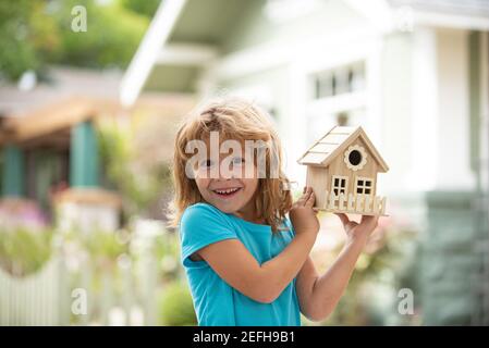 Familienhaus Pflege Versicherungskonzept, Haus in Kinderhände. Kind Junge Gebäude Hausschutz. Stockfoto