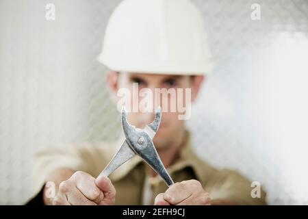 Porträt eines mittleren Erwachsenen Mann hält ein Paar Zange Stockfoto