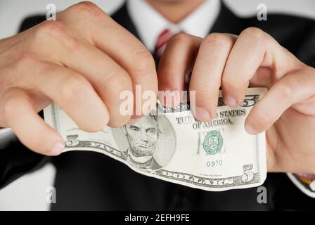 Nahaufnahme eines businessmanÅ½s Hands mit einem amerikanischen Dollar-Schein Stockfoto