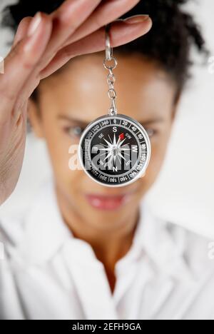 Nahaufnahme einer Geschäftsfrau mit Kompass Stockfoto
