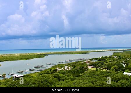 Blick von der Spitze des Leuchtturms in St. Augustine Florida. Zeigt den Strand, mit Regen in der Ferne. Stockfoto