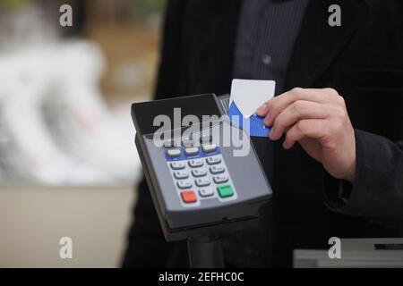 Mittlere Ansicht eines Mannes, der eine Kreditkarte verwendet Leser Stockfoto