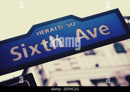 Low-Angle-Ansicht einer Infortafel, Sixth Avenue, Manhattan, New York City, New York State, USA Stockfoto