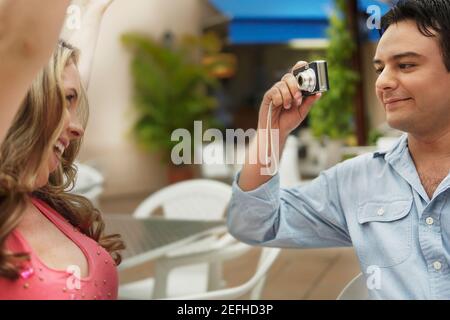 Nahaufnahme eines jungen Mannes, der ein Bild von einem gemacht hat Junge Frau Stockfoto