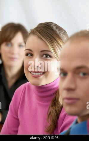 Porträt eines jungen Mannes mit zwei jungen Frauen Stockfoto