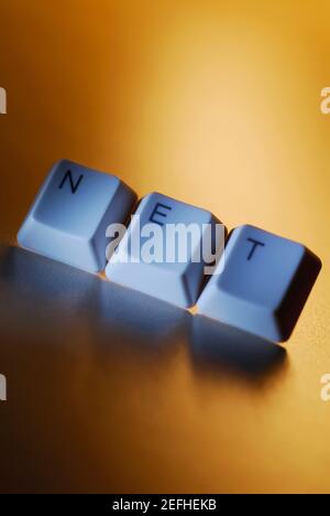 Nahaufnahme von drei Computerschlüsseln, die das Wort NET buchstabieren Stockfoto