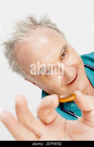 Porträt eines älteren männlichen Arztes mit einer Kapsel Stockfoto