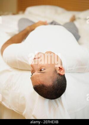 Mittelalter Mann, der auf dem Bett liegt Stockfoto