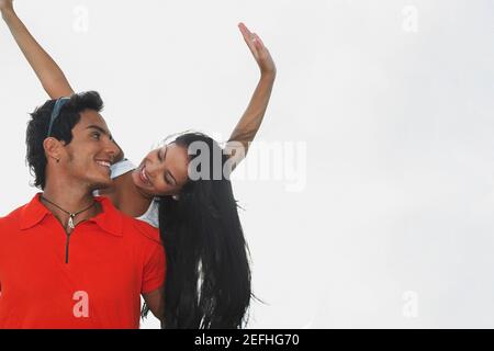Low-Angle-Ansicht einer jungen Frau Reiten Huckepack auf Ein junger Mann Stockfoto