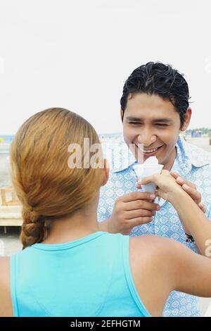 Junge Frau mit Eis vor einer Mitte Mund manÅ½s Erwachsenen Stockfoto