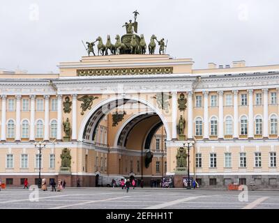 St. Petersburg, Russland. November 2019, 05th. Die Quadriga auf dem Generalstabgebäude in St. Petersburg. Über dem Triumphbogen ist eine Skulptur des russischen Sieges über die napoleonische Armee, mit einem Viktoria in einem sechsreihigen Wagen von Stepan Pimenov und Wassilij Demuth-Malinowski. Quelle: Jan Woitas/dpa-Zentralbild/ZB/dpa/Alamy Live News Stockfoto