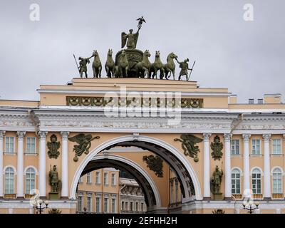 St. Petersburg, Russland. November 2019, 05th. Die Quadriga auf dem Generalstabgebäude in St. Petersburg. Über dem Triumphbogen ist eine Skulptur des russischen Sieges über die napoleonische Armee, mit einem Viktoria in einem sechsreihigen Wagen von Stepan Pimenov und Wassilij Demuth-Malinowski. Quelle: Jan Woitas/dpa-Zentralbild/ZB/dpa/Alamy Live News Stockfoto