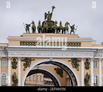 St. Petersburg, Russland. November 2019, 05th. Die Quadriga auf dem Generalstabgebäude in St. Petersburg. Über dem Triumphbogen ist eine Skulptur des russischen Sieges über die napoleonische Armee, mit einem Viktoria in einem sechsreihigen Wagen von Stepan Pimenov und Wassilij Demuth-Malinowski. Quelle: Jan Woitas/dpa-Zentralbild/ZB/dpa/Alamy Live News Stockfoto