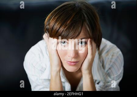 Porträt einer Geschäftsfrau sucht besorgt Stockfoto
