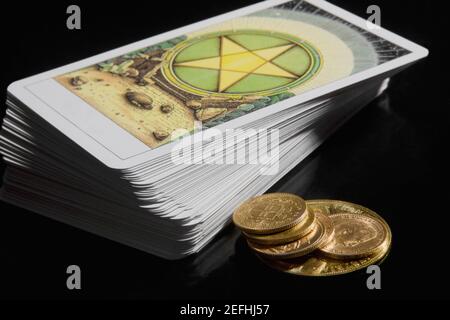 Nahaufnahme eines Stapels Tarot-Karten mit Münzen Stockfoto