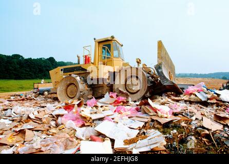 Bulldozer auf Müllhalde, Howard, Maryland, USA Stockfoto