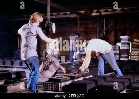 Gießereiarbeiter, die in einer Metallindustrie arbeiten, Belgium Foundry, Wisconsin, USA Stockfoto