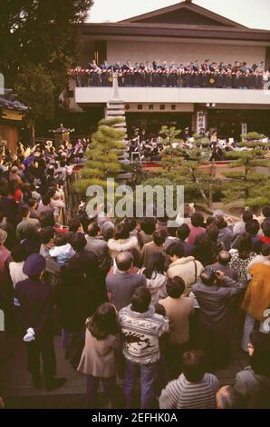 Hochwinkelansicht einer großen Gruppe von Menschen, die das Setsubun-Festival feiern, Präfektur Tokio, Japan Stockfoto