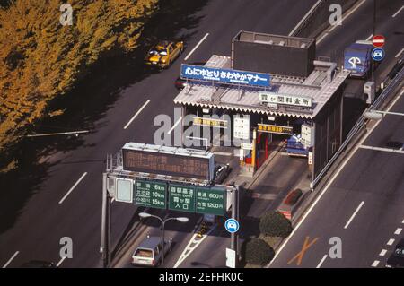 Blick auf Fahrzeuge an einer Mautstelle auf einer Schnellstraße, Präfektur Tokio, Japan Stockfoto