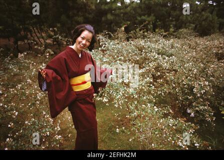 Junge Frau lächelt in traditioneller japanischer Kleidung, Kamakura, Präfektur Kanagawa, Japan Stockfoto