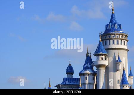 Türme des Tale Castle im Sazova Park Eskisehir/Türkei Stockfoto