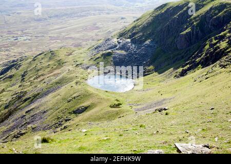 Blinder Tarn blinder Tarnsteinbruch vom Gipfel des Bergrückens aus gesehen Von Dow Crag Coniston The Lake District Cumbria England Stockfoto