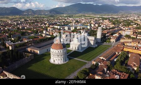 Die Piazza dei Miracoli, formal als Piazza del Duomo bekannt, befindet sich in Pisa, Toskana, Italien, als ein wichtiges Zentrum der europäischen Kunst anerkannt Stockfoto