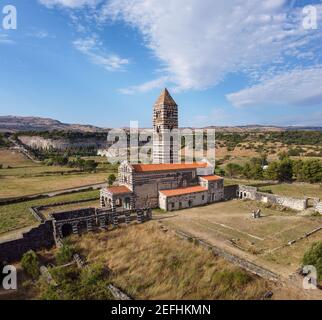 Die Basilika der Heiligen Dreifaltigkeit von Saccargia, ist eine Kirche in der Gemeinde Codrongianos, im Norden Sardiniens, Italien. Eine wichtige romanische Stätte Stockfoto