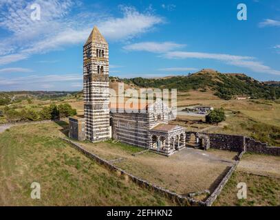 Die Basilika der Heiligen Dreifaltigkeit von Saccargia, ist eine Kirche in der Gemeinde Codrongianos, im Norden Sardiniens, Italien. Eine wichtige romanische Stätte Stockfoto