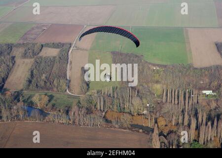 Nahaufnahme eines Paramotors, der über einen Arm der seine in Mantes-la-Jolie im Departement Yvelines (78200), Region Ile-de-France fliegt Stockfoto